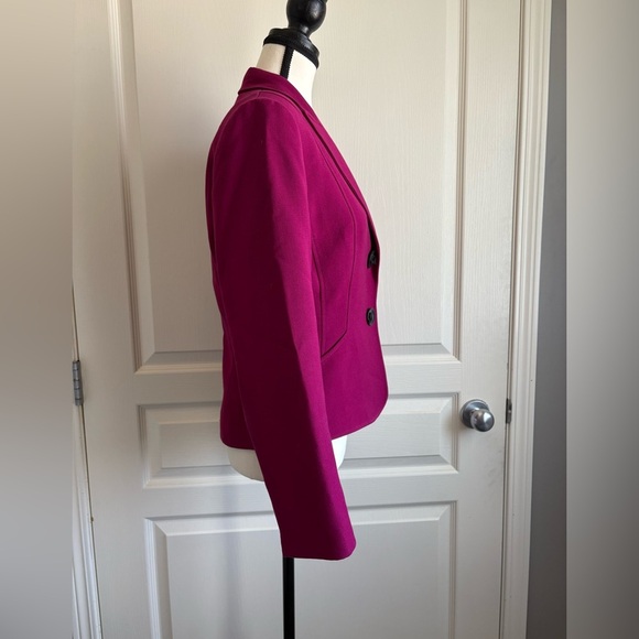 Tahari Magenta Blazer with Black Buttons size 4 - Picture 10 of 11